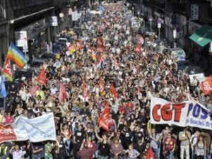 По оценке профсоюзов, на уличные манифестации вышло 3 миллиона французов