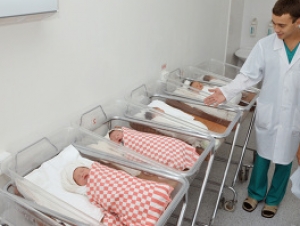 В России уровень рождаемости составляет 1,35