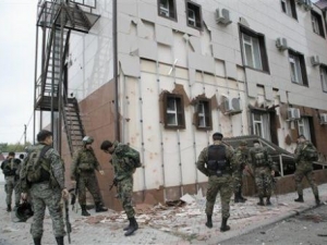 Бойцы силовых подразделений перед зданием чеченского парламента после завершения спецоперации