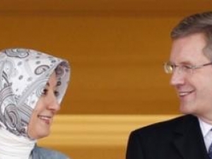 Супруга президента Турции Абдуллы Гюля и глава немецкого государства Кристиан Вульф.