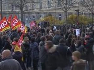 Не прекращаются митинги на площади перед зданием Сената в Париже