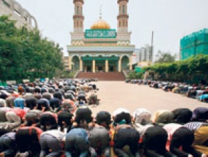 Уйгуры - этнические мусульмане - и китайцы - новообращенные - совершают совместную пятничную молитву в мечети Янг Ханг в городе Урумчи в Синьцзян-Уйгурском автономном регионе Китая