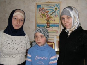 Марьям, ее дочь Люба и подруга Алена исповедуют ислам