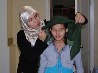 Преподаватель Мадина Борисова учит по-мусульмански завязывать платок