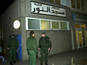 Немецкая полиция в берлинском районе Нойкельн. Фото ©AP
