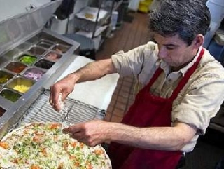 Фред Закрия, владелец ресторана «Милано Пицца» в Сан-Хоакин, штат Калифорния