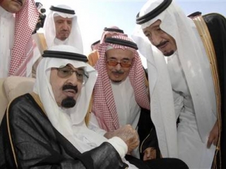 Король Саудовской Аравии (слева) выступает со своим братом принцем Салманом бин Абдель Азизом (справа) перед отъездом на лечение в США