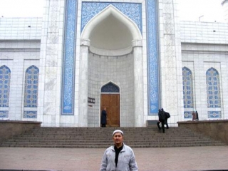 Автор у входа в центральную мечеть Алматы