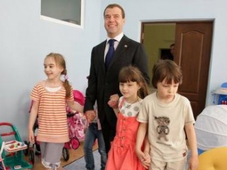 Президент России Дмитрий Медведев расскажет о поддержке многодетных семей