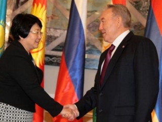 Назарбаев высказывался на казахском, Отунбаева - на киргизском