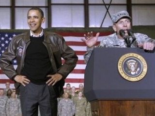 Президент США Барак Обама и командующий НАТО в Афганистане генерал Дэвид Петреус на авиабазе "Баграм" выступают перед четырьмя тысячами военных