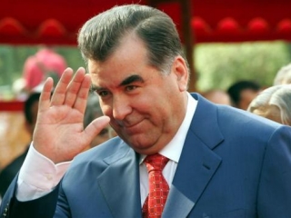 Ранее президент Таджикистана Эмомали Рахмон призвал родителей незамедлительно вернуть своих детей из исламских зарубежных вузов на родину