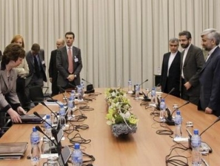 Иранская делегация и представители "шестерки" во время первого дня переговоров в Женеве
