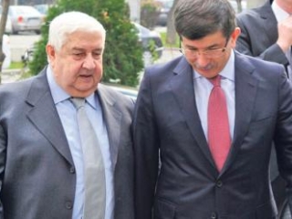 Министр иностранных дел Турции Ахмет Давутоглу и его сирийский коллега Валед Муаллем