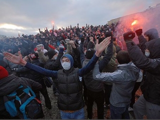 Некоторые блогеры вчера опознали на фотографиях беспорядков активистов, имевших отношение к молодежным движениям "Россия молодая" и "Наши"