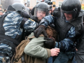 В субботу, 18 декабря, сотрудники правоохранительных органов Москвы задержали около 1,2 тыс. человек