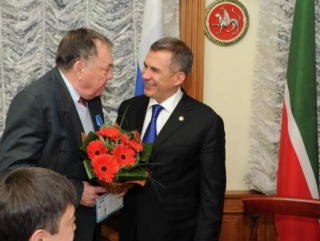 Президент Татарстана награждает орденом Почета известного журналиста-международника   Фарида  Сейфуль-Мулюкова
