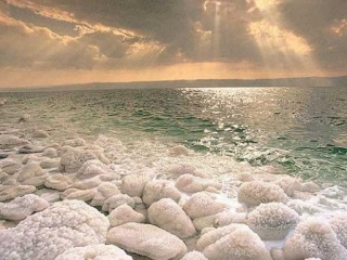 Рельеф дна Мертвого моря свидетельствует о наличии там остатков памятников древности