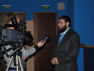 Неман Абдуллаев, органазатор показа мультфильма о Пророке Мухаммаде в кинотеатре, дает интервью местному телевидению