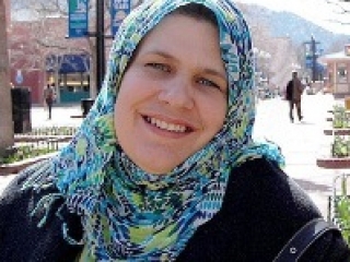 Кари Ансари - писательница, издатель, участвовала в создании  журнала "Американская мусульманская семья" и фонда "Семейная жизнь в исламе"