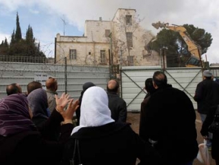 Палестинцы наблюдают за сносом исторической гостиницы