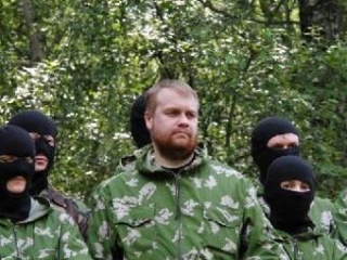 Дмитрий Дёмушкин в окружении активистов во время полевых учений