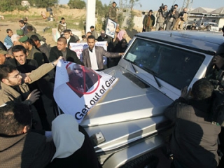 Автоколонна прорывает кордон жителей  сектора Газа
