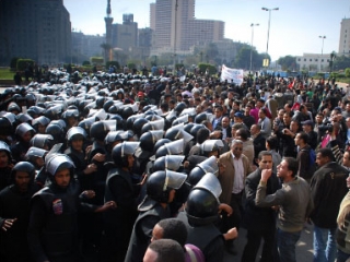 Десятки тысяч демонстрантов собрались на центральной площади Тахрир