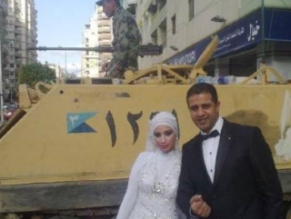 Одна из пар, также решивших отметить свою свадьбу на центральной египетской площади