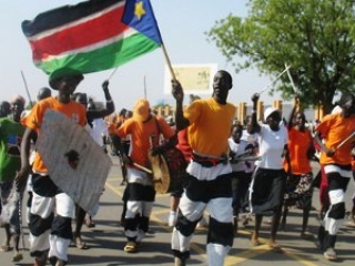 Жители Юга Судана празднуют победу. Фото с сайта "Комсомольской правды"