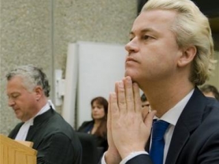 Герт Вилдерс со своим адвокатом на судебном заседании 7 февраля в Амстердаме