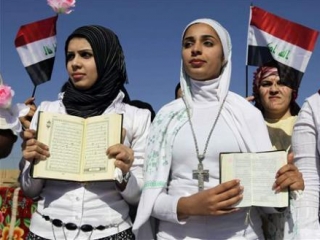 Мусульмане и христиане со Священными писаниями в руках на демонстрации в поддержку мира между различными конфессиями в Ираке