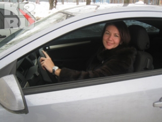 Алена Полозова наклеила на свою машину плакат "Ищу мужа!" - и выходит замуж