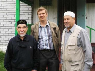 Игорь Бобров с сельскими имамами во время поездки по отдаленным районам