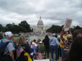 Митинг с участием членов "Партии чаепития" в West Lawn, на площади перед зданием Конгресса США