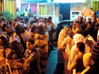 Противостояние демонстрантов и саудовского ОМОНа в городе Аввамия