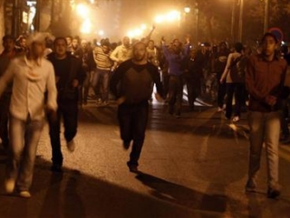 Демонстрантам удалось скрыться от нападавших, однако 15 человек получили ранения (фото: Рейтер)