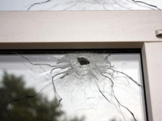 Два пулевых отверстия обнаружили вчера в оконном стекле мечети