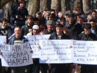 На митинге у здания Меджлиса участники акции протестовали против продажи крымских земель без разрешения коренного населения Крыма и выражали недовольство бездействием меджлиса в решении проблем народа