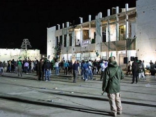 Попаданием ракеты одно из зданий дворцового комплекса Каддафи было полностью разрушено