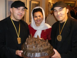 Закина Арангулова с сыновьями Хасаном и Хусаином