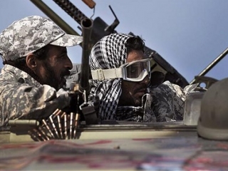 Ливийские повстанцы на окраине города бен Джавад по пути к Сирту