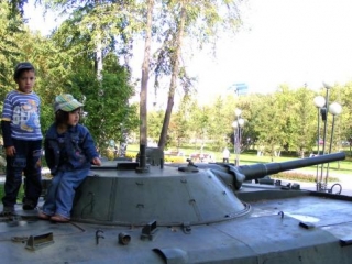 Рядом с бульваром имени Хабибуллы Якина размещены образцы военной техники сороковых годов