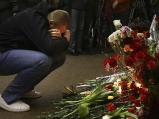 Сегодня в Москве вспоминают жертв двух  терактов в метрополитене: 29 марта прошлого года взрывы прогремели на станциях "Лубянка" и "Парк культуры"