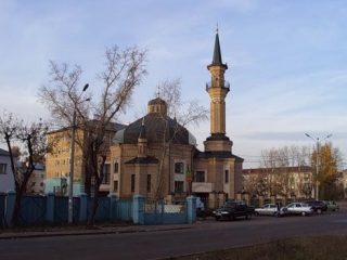 Мечеть  "Энилер" напротив здания РИУ