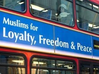 Автобусы с надписью «Мусульмане за лояльность, мир и свободу» уже появились в Лондоне и Глазго