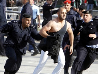 Полицейские преследуют манифестанта в Аммане