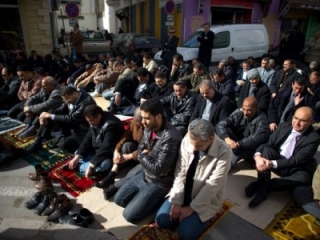В МВД Туниса считают, что молящиеся на улице мусульмане создают проблемы транспорту и прохожим