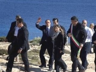 С.Берлускони во время визита на остров Лампедуза
