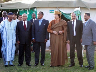 Каддафи среди делегации африканских посредников